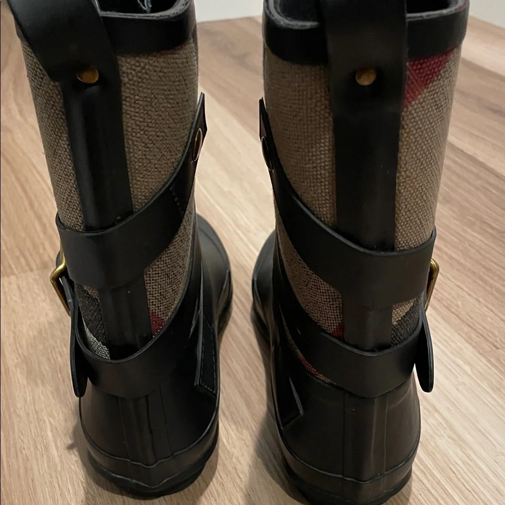 Burberry Black and Tan Women's rain boots - Picture 3 of 5